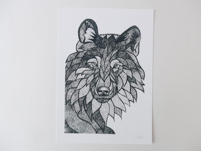 grafično oblikovanje glave volka z geometrijskimi podrobnostmi v notranjosti, črno -sivo oblikovanje na praznem listu
