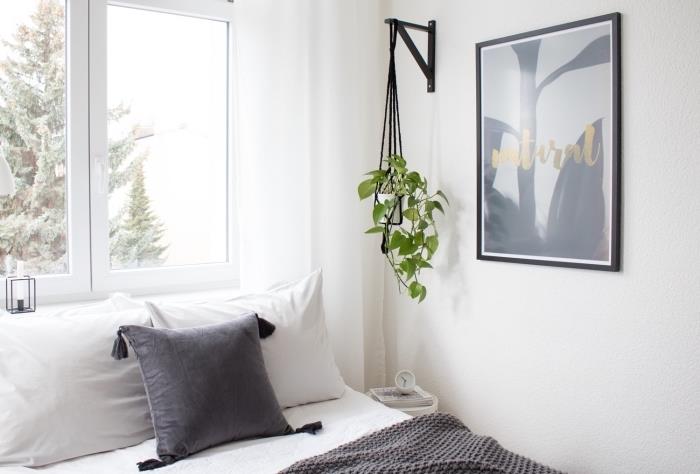 Gri desenli beyaz duvarlı ve siyah kordon makrome sarkıt lambalı İskandinav yatak odası dekoru