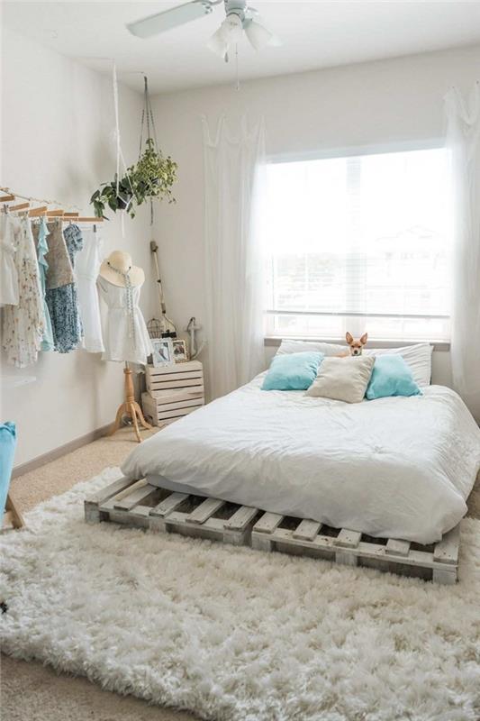 minimalist tarzı palet yatak beyaz boya beyaz kabarık halı yatak odası düzeni 10m2 tavan vantilatörü