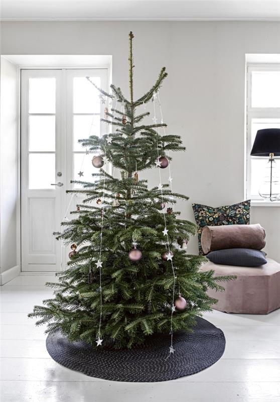 Noel için siyah ve pudra pembesi vurgularla İskandinav oturma odası nasıl dekore edilir, doğal Noel ağacı dekoru