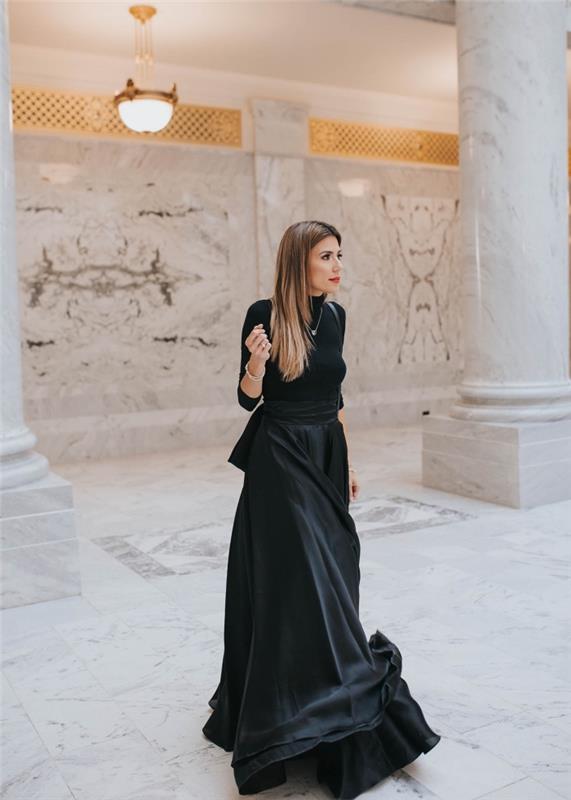 elegantna ženska večerna obleka v črnem, dolgem in črnem vilinskem modelu krila v kombinaciji s črno bluzo z dolgimi rokavi