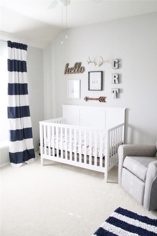 lacivert ve beyaz çizgili perdeler ve kilimler ve beyaz bir karyola ile minimalist lacivert ve boho şık stil tasarımı