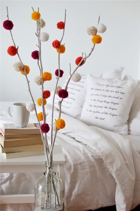 ahşap mobilyalı beyaz yatak odası dekorasyon fikri ve ponponlarla süslenmiş bir buket kurutulmuş dallı cam vazo