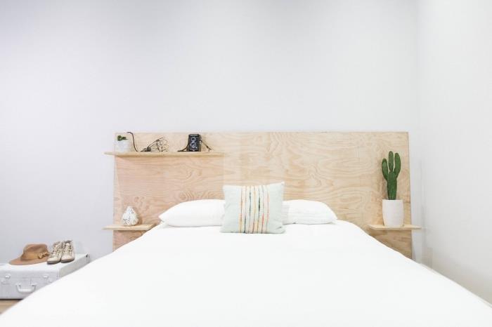 ahşap mobilyalı beyaz bir yatak odasında minimalist dekor, depolamalı bir yatak başlığı yapma fikri
