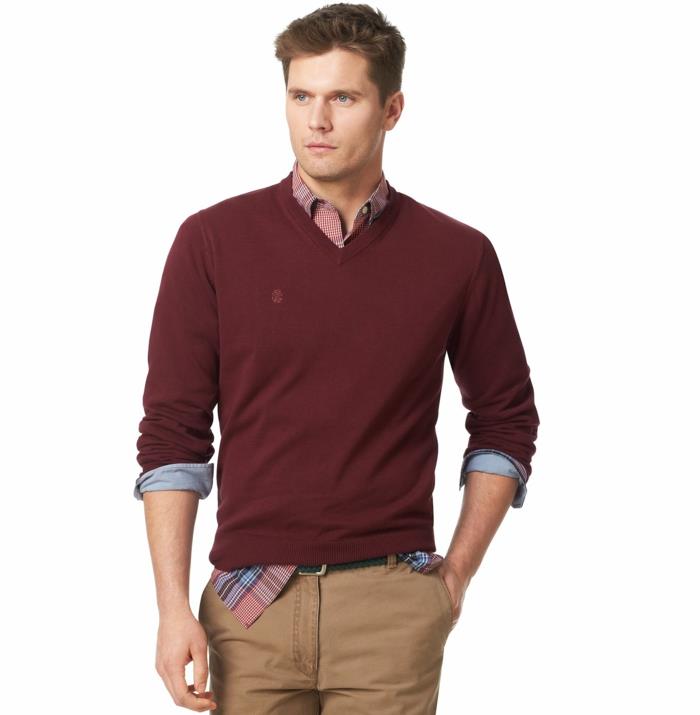 su kuo dėvėti smėlio spalvos kelnes, idėja atsitiktiniam vyriškam vakariniam drabužiui su bordo megztiniu ir raudonais ir mėlynais marškinėliais