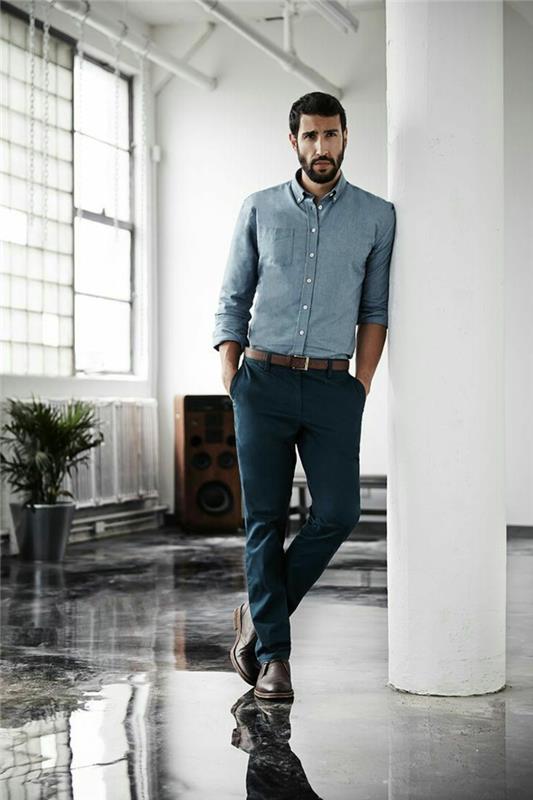 kaip gerai apsirengti šiuolaikiniam verslininkui, tamsiai mėlynų plonų kelnių pavyzdys kartu su diržu ir rudais odiniais batais