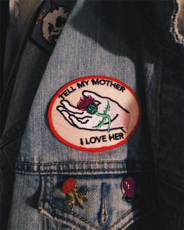 80 -ųjų mados džinsinis švarkas su gėlių siuvinėjimais ir šaunia žinute