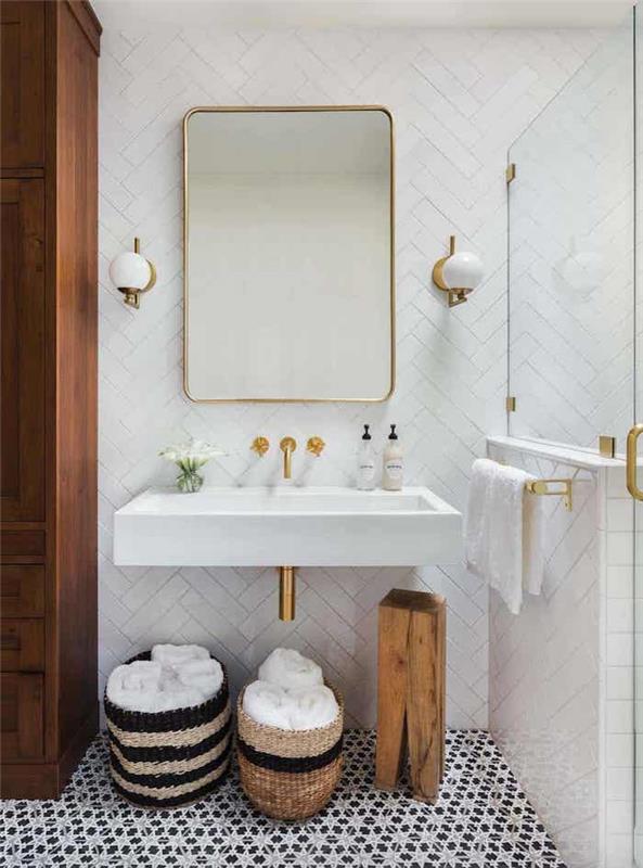 Yaldızlı detaylar ve sarı altın musluklar, siyah beyaz banyo, modern banyo mobilyaları, havluluk spor ayakkabılar
