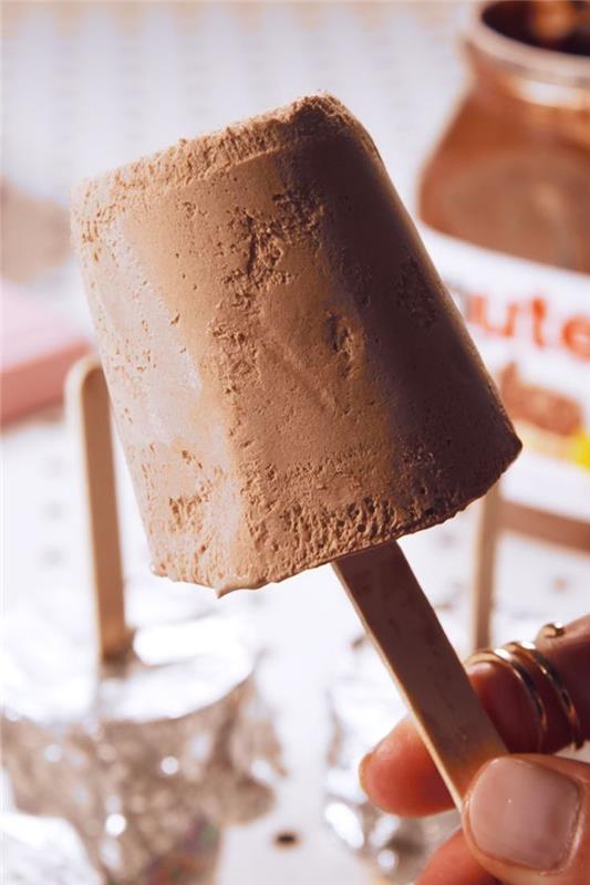 enostavna ideja za sladico iz nutelle, ki jo bodo imeli otroci radi, recept za nutella ledene paprike, mleko in hladno stepeno smetano