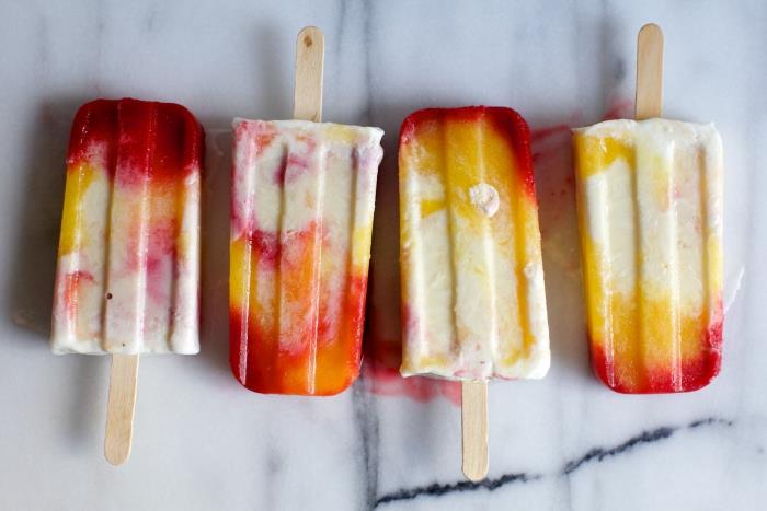 šviežių persikų popsicles jogurto medinės lazdelės paruošimas lengvas vaisių popsicle popsicle