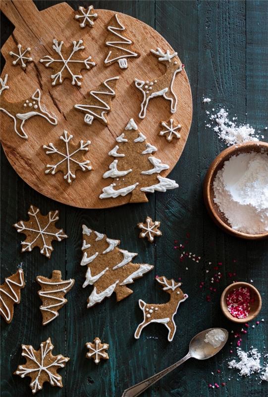 fikir kolay ve hızlı Noel kurabiyeleri, zencefil ve tarçınlı bir köknar ağacı ve geyik şeklinde kurabiyeler, örnek küçük Noel pastası