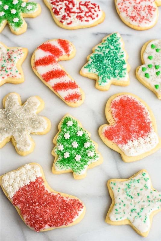 receptni piškoti v obliki jelk in snežink, ideja, kako božične piškote okrasiti z rdečim in zelenim sladkorjem