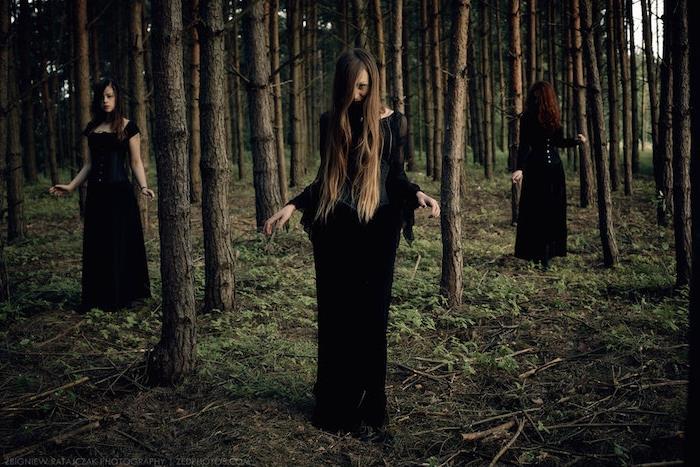 uzun siyah elbiseler giymiş cadı meclisi, makyajsız cadı görünümü, ormandaki cadılar, doğal ortam