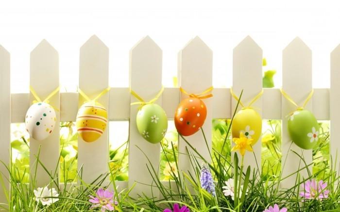 pasiūlymas-deko-velykinis-labai meniškos spalvos kiaušiniai, kabantys nuo palisade-puikios gėlės