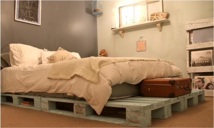 predlog-izredno elegantno-spalnica-v-slogu vintage-s-paleto-pohištvo-paleta-postelja