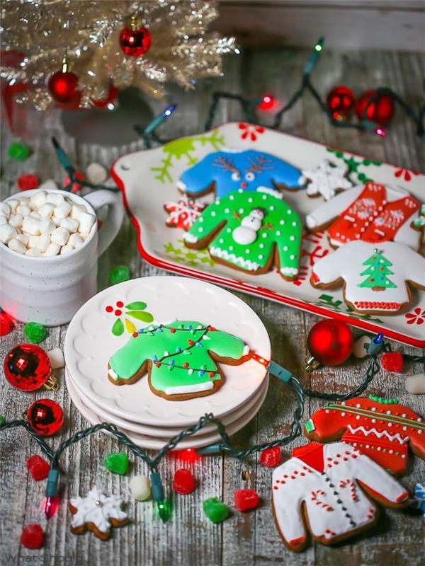 Renkli buzlanma ile süslenmiş çirkin kazak içinde orijinal Noel kurabiye kurabiyeleri, Noel pastası yapmak kolay