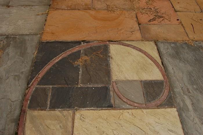 Fibonačio spiralės sekos ant grindinio dydis pakeistas