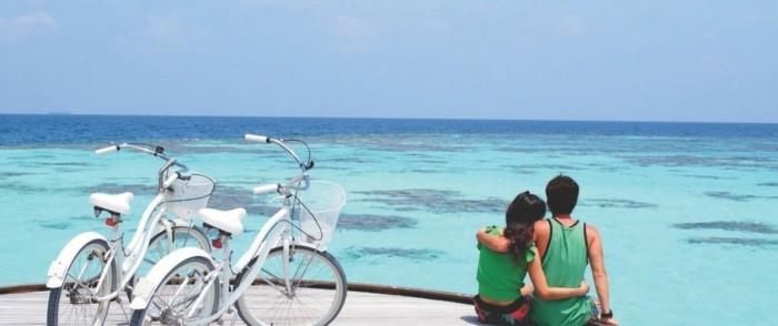 sončni otok-maldivi-maldivi-potovanje-zemljevid-maldivov-par-kolesa