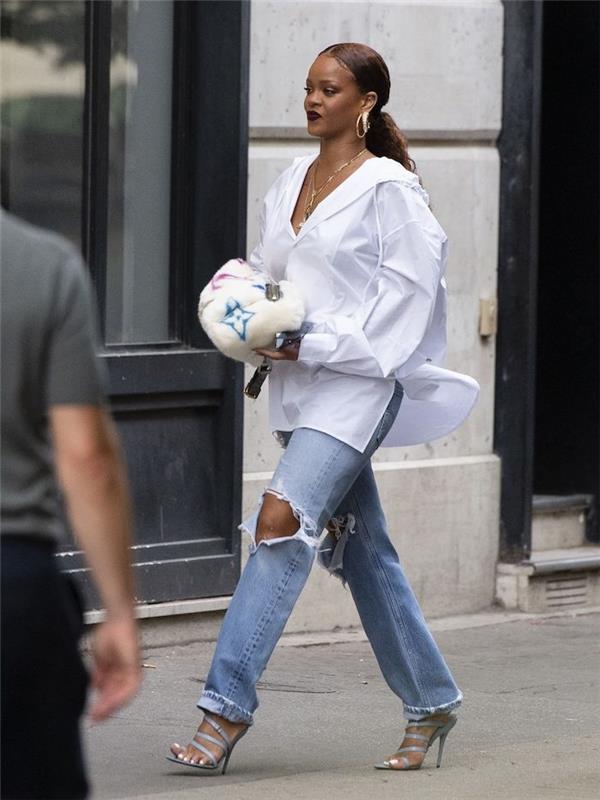 Rihanna suplėšė džinsus ir baltus marškinius, gatvės batus ir gatvės drabužius, kad atrodytų nepriekaištingai