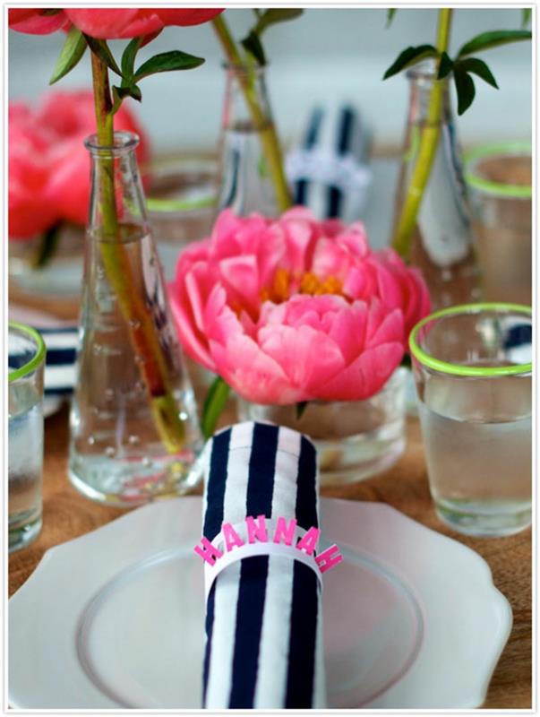 Jūsų vestuvių stalo pavadinimas stalo etiketės vakarėlio dekoravimo idėja paprasta apdaila su bijūnais
