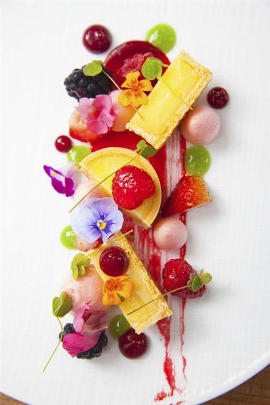 Lepa predstavitvena plošča za sladice s fotografijami cvetja in sadja