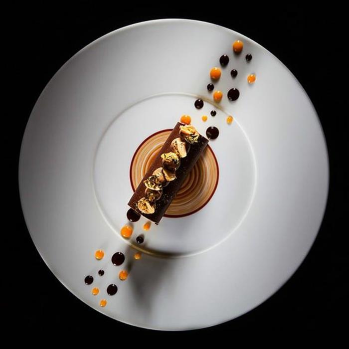 Predstavitveni desertni krožnik z okroglo čokolado