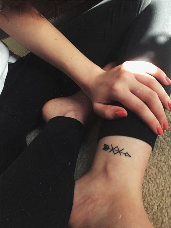 Simbolio stiprumo tatuiruotė Šiaurės rune pelėdos tatuiruotė