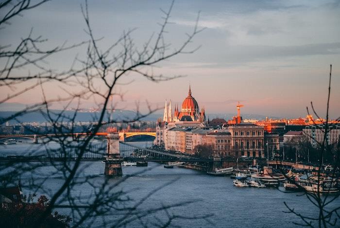 Budimpeštanska fantazijska pokrajina, stolnica v gotski zgradbi, čudovit mestni pogled za ozadje