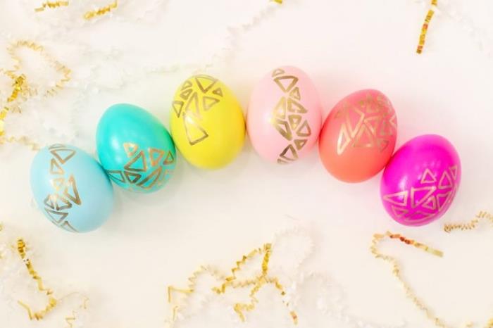 originalus plastikinis Velykinis kiaušinis, kiaušinių dekoravimas su skirtingų spalvų dažymu ir auksiniu geometriniu dizainu