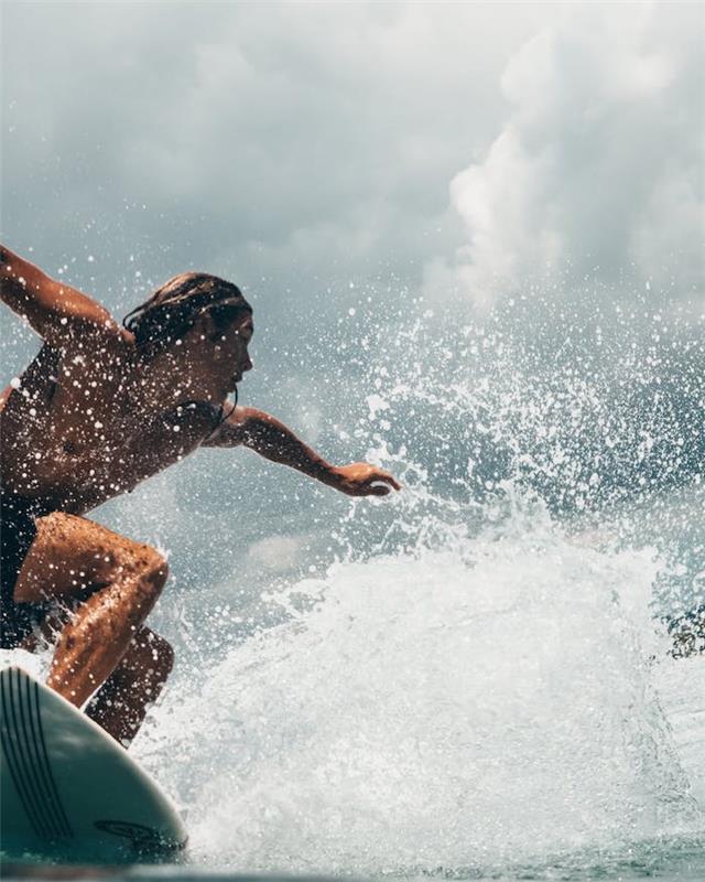 Dalgayı alan sörfçü adam, manzara duvar kağıdı, aralarından seçim yapabileceğiniz güzel manzara resmi