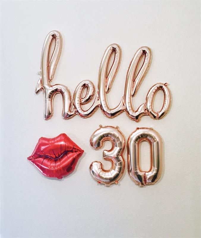 idėja, kaip papuošti sienas 30 -ojo gimtadienio proga balionais raidžių ir skaičių pavidalu