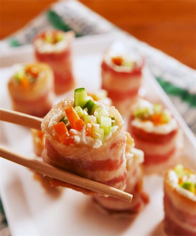 suši idėjos receptas be ryžių iš lašinių gabalėlio su agurkais, morkomis ir sezamu, subalansuotas vakarinis maistas