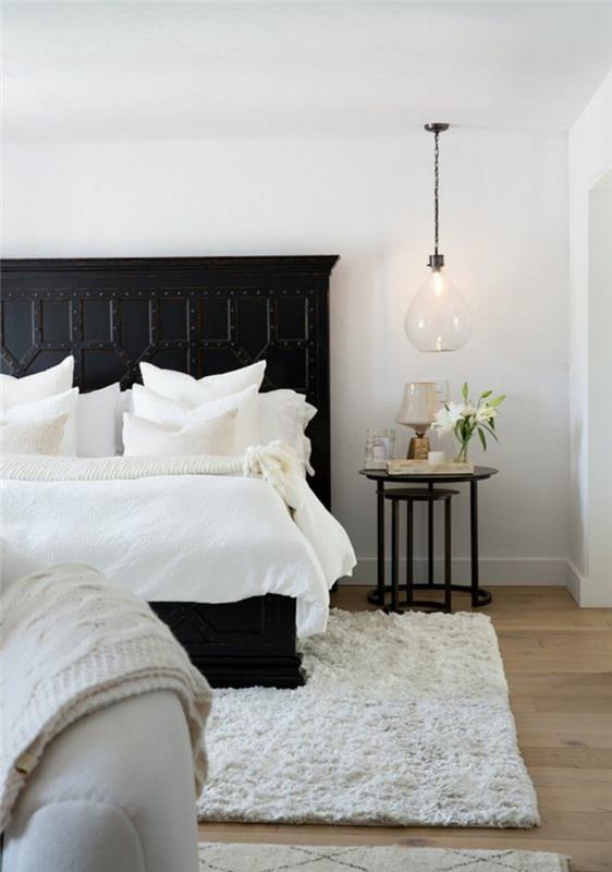 vintage dekora sahip zarif bir siyah beyaz yatak odası, bir cam başucu sarkıt lamba