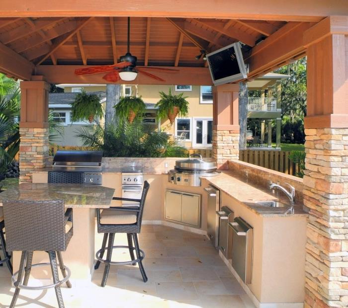 dengta medinė vasaros virtuvė su mediniu stogu ir lubų ventiliatoriumi, vasaros virtuvės išdėstymas su granito arba dektono stalviršiu