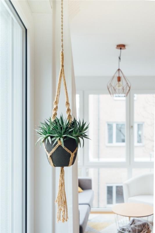 viseči model za rastlino v makrameju, ideja predmeta v boemskem slogu za moderno dnevno sobo v beli barvi