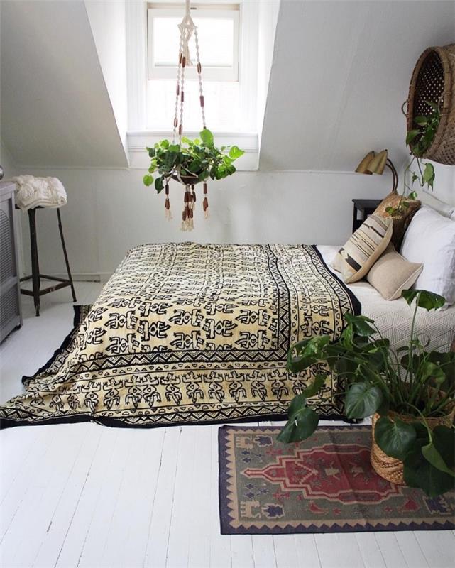 zamisel, kako urediti sobo na podstrešju v boemskem elegantnem slogu, spalnico z zakonsko posteljo in zelenimi rastlinami