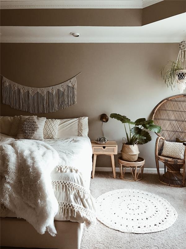 kokios spalvos bohemiškam prašmatniam miegamojo dekorui, smėlio ir baltos spalvos kambario dizainas su natūralaus pluošto akcentais