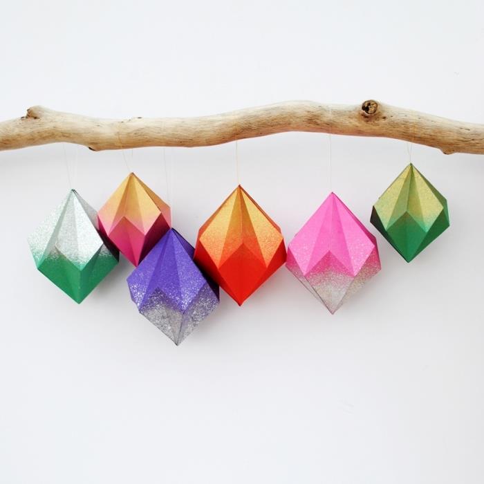 kolay ve orijinal manuel aktivite için fikir, ahşap dallı DIY çok renkli asılı lamba ve renkli kağıtta küçük piramitler