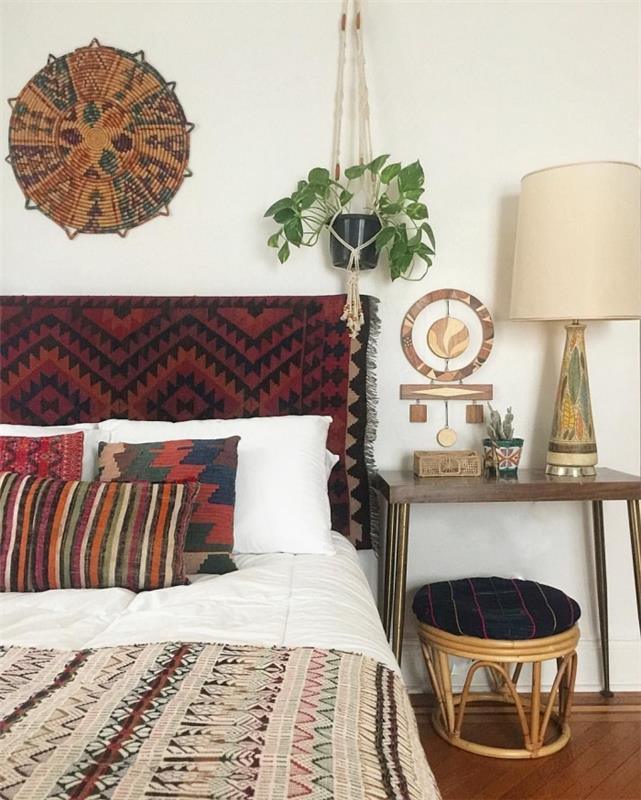 etnik objeler ile hippi şık yatak odası, duvara asılı bohem tarzı dekorasyon, örnek kumaş başlık