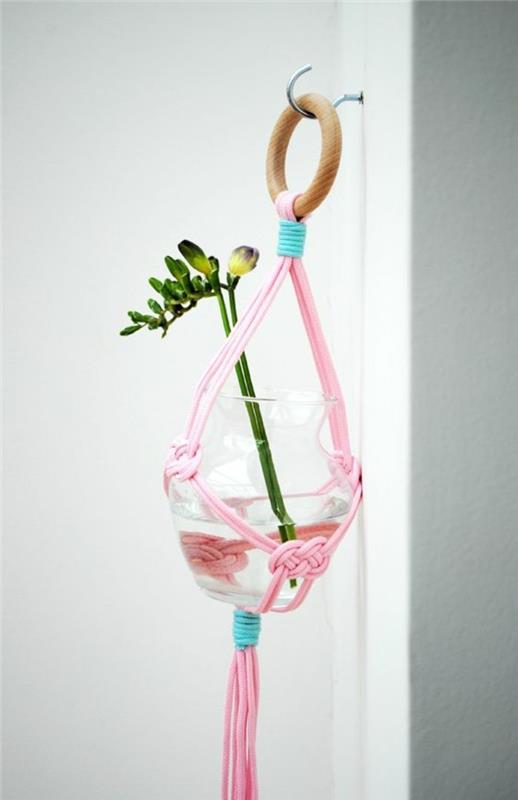 diy macrame, rastlinska suspenzija, roza vrv, zelena rastlina, steklena vaza, tehnični macrame
