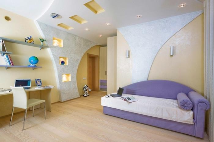 viseči strop-v-otroški-spalnici-vijolična-postelja-svetel-parket-bež-stena