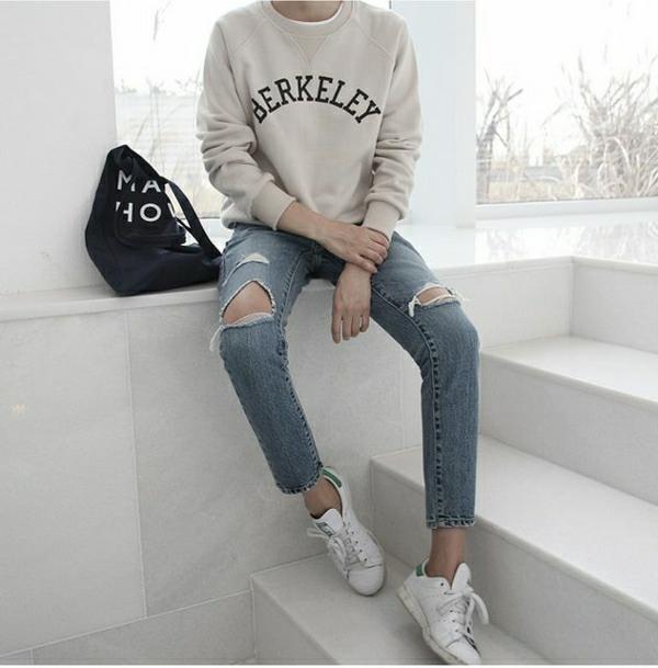 pulover-šik-siva-ženska-hlače-jeans-z-luknjicami-modni-superge-bele