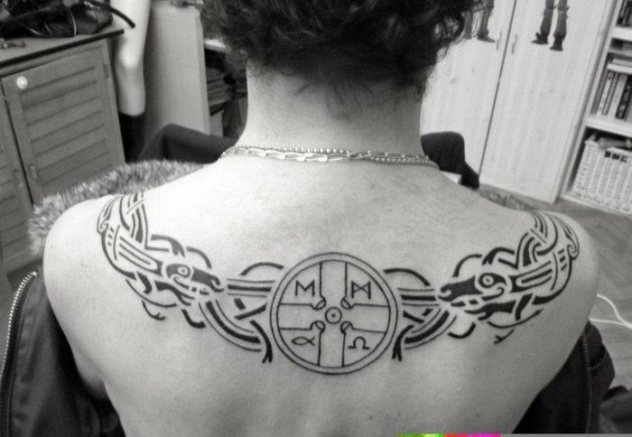 Šiaurės simbolis tatuiruotė, reiškianti stiprybės tatuiruotę pečius