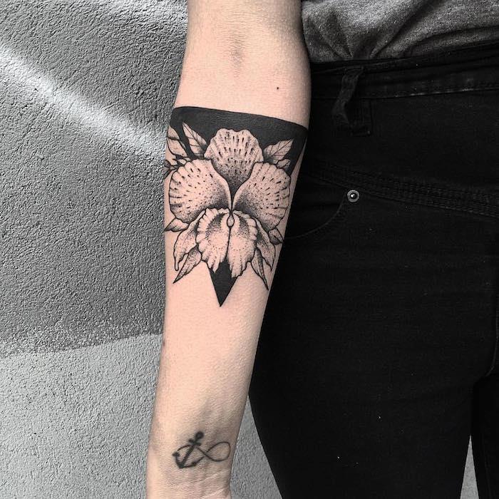 violetinė orchidėjų gėlių tatuiruotė gėlių tatuiruotės dilbio tatuiruotė