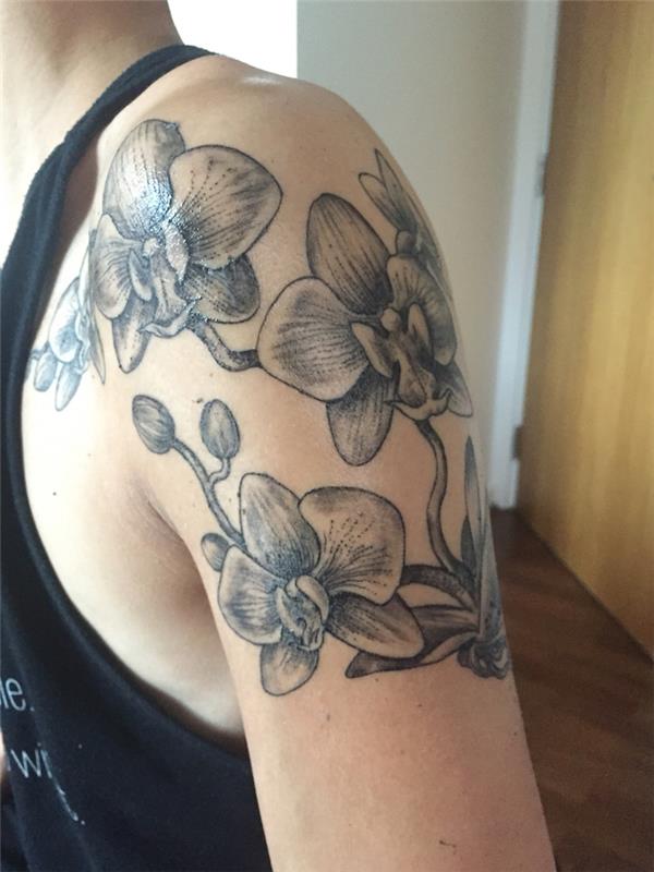 juodos baltos orchidėjos gėlės tatuiruotė ant peties