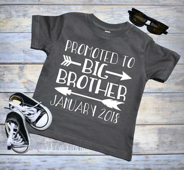 hamilelik duyuru t-shirt, bebek güneş gözlüğü ve spor ayakkabı, ağabey için promosyon