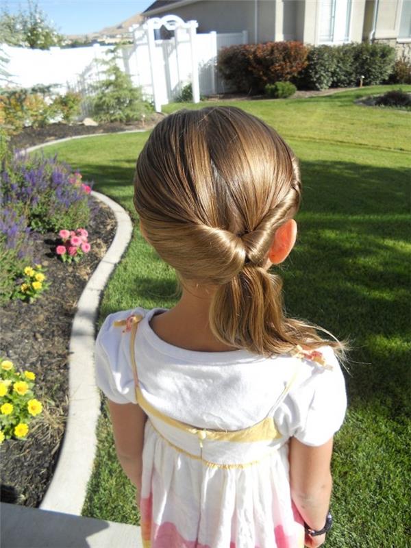Originali šukuosena vidutinio plauko mergaitei, bandelių šukuosena, kurią lengva padaryti mažai mergaitei, balta suknelė