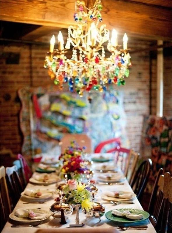 jedilna miza-s-lepa-miza-dekoracija-cvetje-miza-lestenci-izvirno oblikovanje