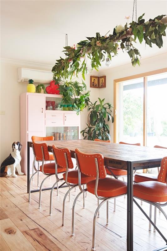 ahşap mobilya ve renk vurgulu beyaz yemek odası dekorasyonu, ahşap destek üzerine asılı bitki