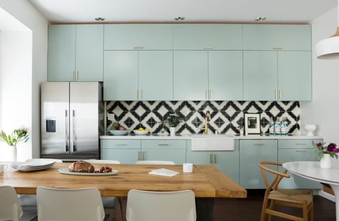 kako okrasiti sodobno kuhinjo s pohištvom zelene barve celadon, kuhinjski model po dolžini